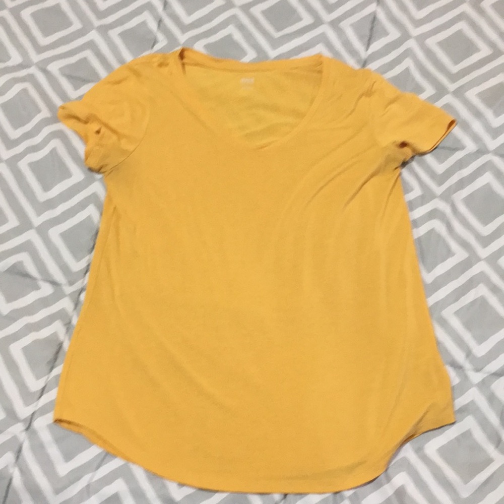 A.n.a. Short sleeve scoop neck tee.